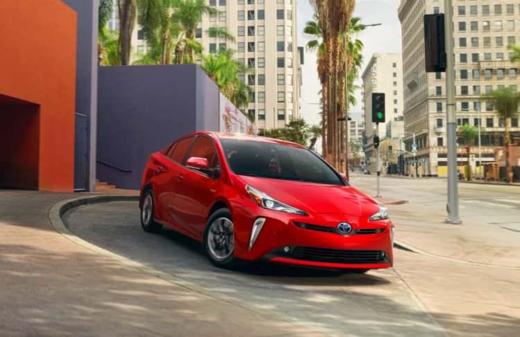 <p><span style="color:#B22222"><strong>4. 2022 Toyota Prius Eco</strong></span></p>
<p> </p>
<p>- Toplam yakıt tüketimi: 56 mil/galon<br />
--- Şehir içi yollar: 58 mpg<br />
--- Otoyollar: 53 mpg<br />
- Motor: 1,8 L, 4 silindir<br />
- Vites değiştirme: Otomatik (değişken dişli oranları)</p>
