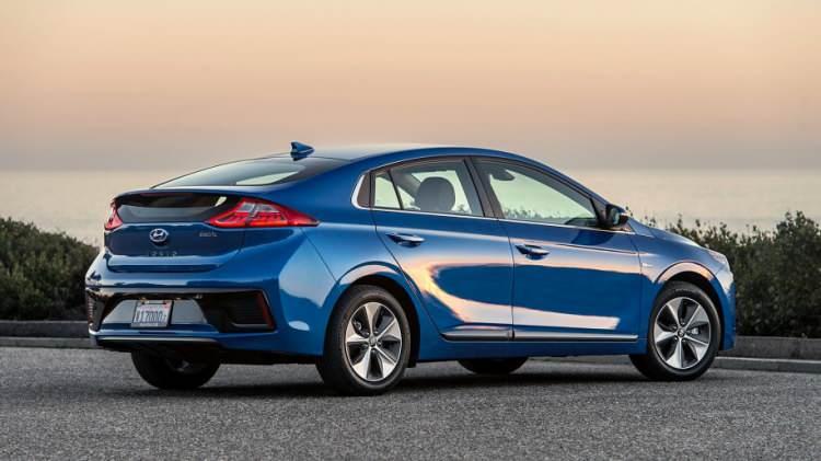 <p><span style="color:#B22222"><strong>2. 2020 Hyundai Ioniq Mavi</strong></span></p>

<p>- Toplam yakıt tüketimi: 58 mil/galon<br />
--- Şehir içi yollar: 57 mpg<br />
--- Otoyollar: 59 mpg<br />
- Motor: 1,6 L, 4 silindir<br />
- Vites değiştirme: Otomatik (AM6)</p>
