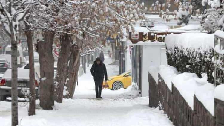 <p>Oğlakçı, yeni yılın ilk günlerinde yurt genelinde yağış beklenmediğini, çarşamba sabah saatlerinde yurdun bazı bölgelerinde sis ve pus görülebileceğini kaydetti.</p>

<p> </p>
