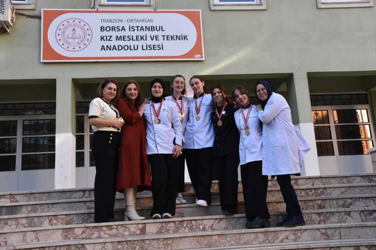 <p>Alan &ouml;ğretmenleri Hatice Civelek ve Arzu Candan danışmanlığında hazırlıklarını tamamlayan 5 kişilik ekip, 30 &uuml;lkeden 2 binin &uuml;zerinde lise &ouml;ğrencisinin katıldığı yarışmada m&uuml;cadele etti.</p>

<p>&nbsp;</p>
