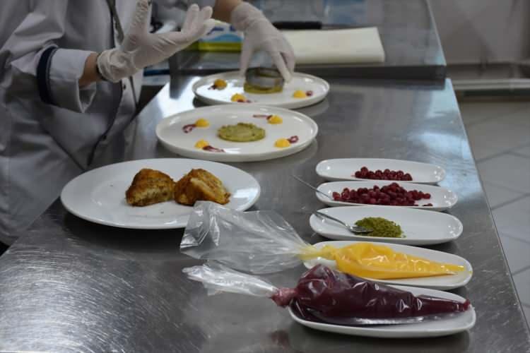 <p>Trabzon Borsa İstanbul Kız Mesleki ve Teknik Anadolu Lisesi Yiyecek İ&ccedil;ecek Hizmetleri Alanı &ouml;ğrencileri, T&uuml;rkiye Aş&ccedil;ılar ve Şefler Federasyonu ile D&uuml;nya Aş&ccedil;ılar Birliği işbirliğinde 18-21 Aralık tarihleri arasında İstanbul'da ger&ccedil;ekleştirilen festivale katıldı.</p>
