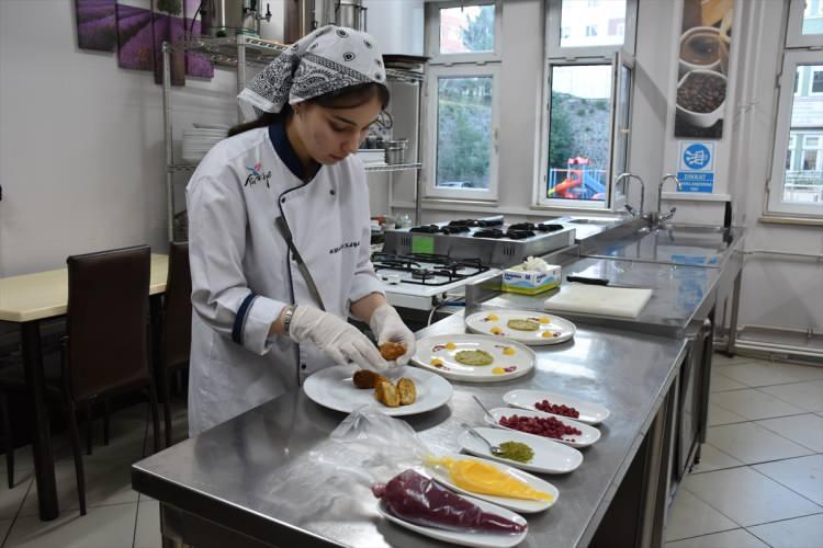 <p>Display gen&ccedil;ler turta tabağı, tatlı, balık, makarna ve ana yemek kategorilerinde hem ekip hem de bireysel olarak h&uuml;nerlerini sergileyen &ouml;ğrenciler, "Yılın En İyi Lisesi" &uuml;nvanı dahil 8 altın, birer de g&uuml;m&uuml;ş ve bronz madalya kazandı.</p>

<p>&nbsp;</p>
