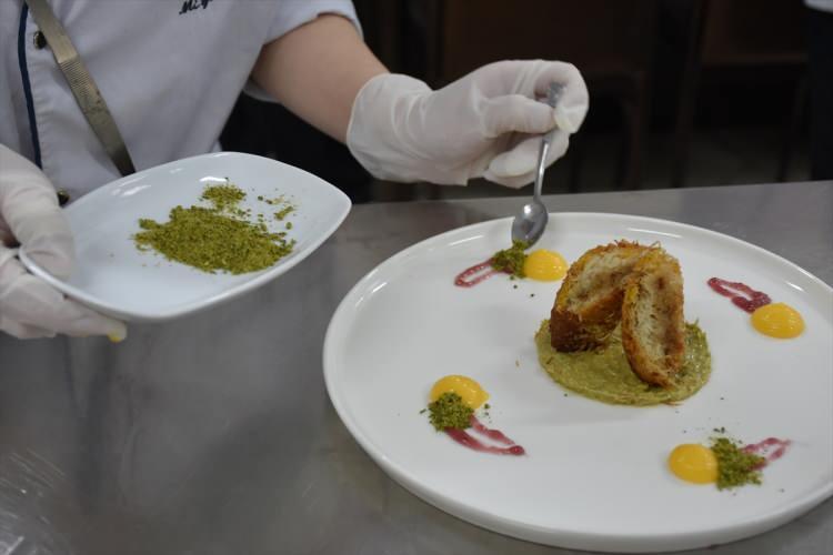 <p>&Ouml;ğretmen Hatice Civelek, AA muhabirine, Yiyecek İ&ccedil;ecek Hizmetleri Alanı'nda &ouml;ğrencilere T&uuml;rk mutfağı, pastacılık, servis alanı ve modern mutfak konularında eğitim verdiklerini s&ouml;yledi.</p>

<p>&nbsp;</p>
