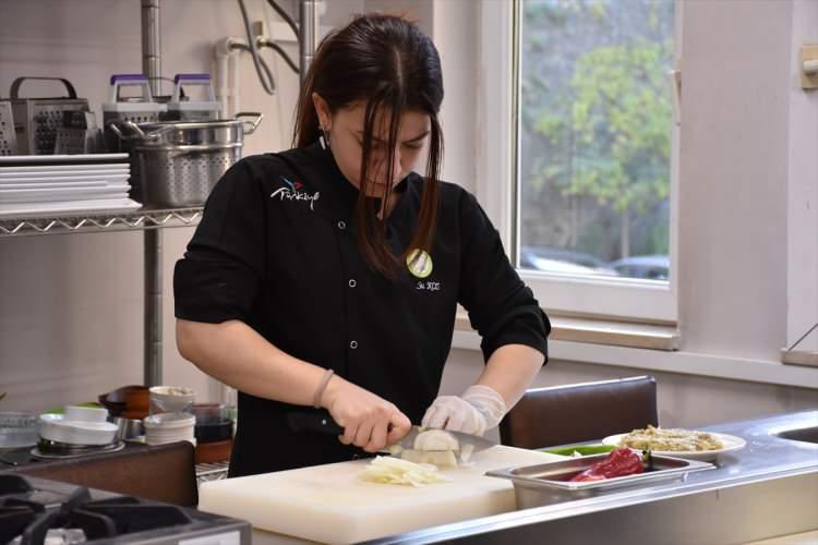 <p>&Ouml;ğrencilerin gelişimine katkı sağlamak amacıyla zaman zaman &ccedil;eşitli yarışmalara katıldıklarını belirten Civelek, ge&ccedil;en eğitim &ouml;ğretim d&ouml;neminde Hırvatistan'da d&uuml;zenlenen yarışmada &ouml;ğrencilerinin 1 altın, 2'şer de g&uuml;m&uuml;ş ve bronz madalya kazandığını anlattı.</p>

<p>&nbsp;</p>
