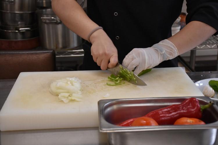 <p>Civelek, edindikleri tecr&uuml;belerle 21. Uluslararası İstanbul Mutfak G&uuml;nleri Festivali Yemek Yarışması'na katıldıklarını anlatarak<em><strong>, "Burada 5 kategoride yarıştık. &Ouml;ğrencimiz Medine Su Koz'un gen&ccedil; aş&ccedil;ılar kategorisinde altın madalya alması bizi gururlandırdı. &Uuml;&ccedil; kişiden oluşan grubumuz da 'Yılın En İyi Lisesi' kategorisinde yarışarak birinci oldu." </strong></em>ifadesini kullandı.</p>

<p>&nbsp;</p>
