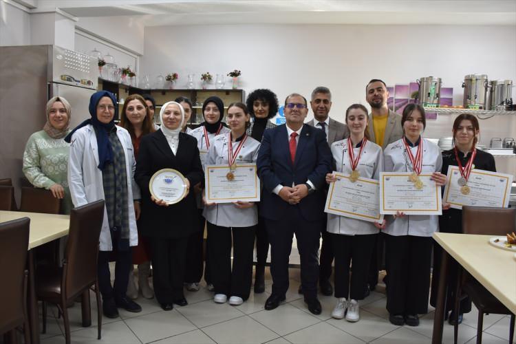 <p><span style="color:#B22222"><strong>"Aş&ccedil;ılık zor ancak insana zevk veren, mutlu eden bir meslek"</strong></span></p>

<p>&nbsp;</p>

