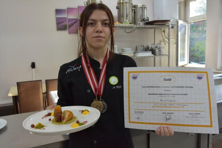 <p>"Gen&ccedil; aş&ccedil;ılar" kategorisinde altın madalya kazanan Medine Su Koz ise yarışmada altın ve g&uuml;m&uuml;ş madalya alarak g&uuml;zel bir deneyim kazandığını s&ouml;yledi.</p>

<p>&nbsp;</p>

<p>Edindiği tecr&uuml;be ve başarının ileriki d&ouml;nemde kendisine katkı sağlayacağına inandığını belirten Koz, <em><strong>"Aş&ccedil;ılık zor ancak insana zevk veren, mutlu eden bir meslek. Gelecekte bir restoran ve otel a&ccedil;mak istiyorum."</strong></em> ifadesini kullandı.</p>

