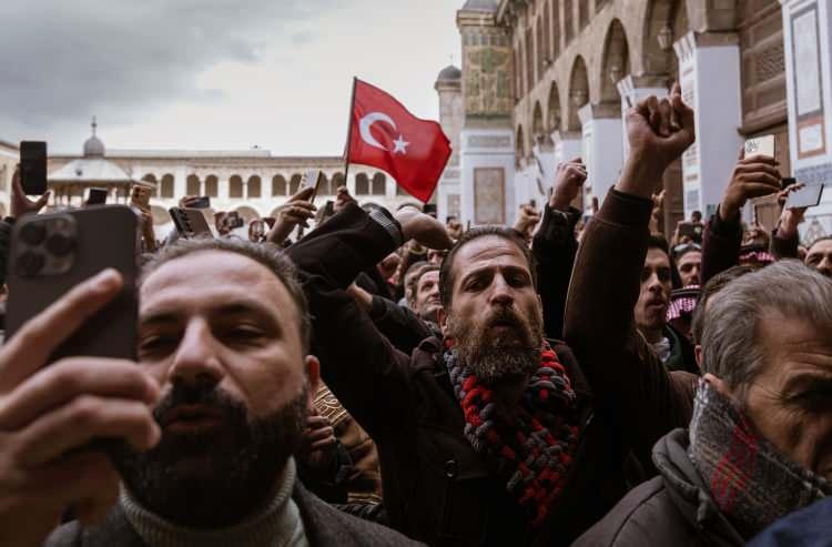 <p>Sık sık minnetkarlıklarından söz eden Suriyeli vatandaş son olarak da cuma namazı kılmak için başkent Şam’daki tarihi Emevi Camii’ne akın etti.</p>
