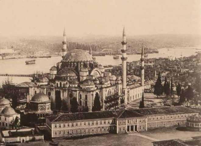 <p><span style="color:#B22222"><strong>5)  İLK BAŞLARDA DIŞARIDAN BAKILDIĞINDA KİMSE NE YAPTIĞINI ANLAMADI</strong></span></p>
