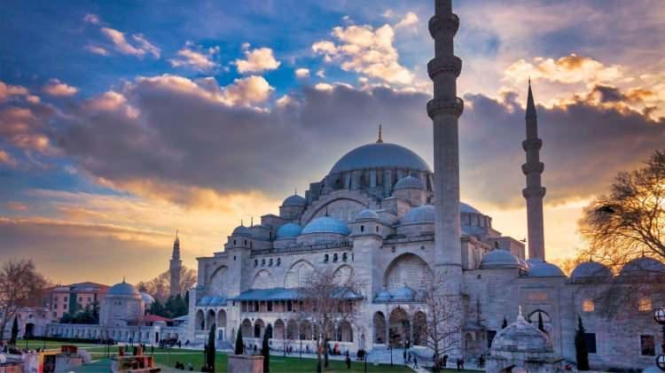 <p><strong>1552 İstanbul Mimar Sinan Şehzade Camiinde olduğu gibi Roma betonundan dört kat daha dayanıklı bir harçla Süleymaniye'nin duvarlarını yükseltir.</strong></p>
<p> </p>
<p>Ancak Şehzade camiinin kubbesi 37 metre yüksekken süleymaniye'nin kubbesi 54 metre yüksekliğe ulaşacaktır.</p>
<p> </p>
<p>Şehzade camiinin minareleri 57 metre iken süleymaniye'nin minareleri 75 metre olacaktı ve Sinan böyle bir büyüklüğün ihtiyaç duyduğu sağlamlığın, yapının en küçük birimi duvar örgüsünde saklı olduğunu biliyordu.</p>