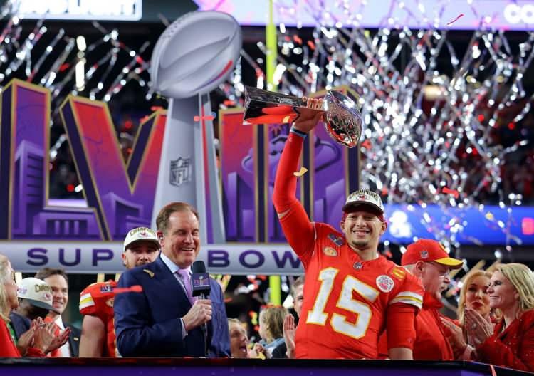 <p>12 Şubat - Amerikan Futbolu Ligi'nin (NFL) şampiyonluk maçı olan Super Bowl'da San Francisco 49ers'ı 25-22 mağlup eden Kansas City Chiefs, şampiyonluğa ulaştı.</p>
