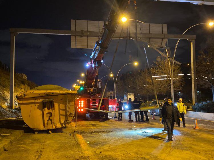 <p>Olay yerine gelen trafik polislerince yolda geniş güvenlik önlemi alındı. Kaza nedeniyle bir süre trafiğe kapanan yolda, ulaşım tek şeritten sağlanırken, Dumlupınar Bulvarı'nda uzun araç kuyruğu oluştu. Tır ve dorsenin vinç yardımıyla olay yerinden çekilmesinin ardından trafik akışı normale döndü.</p>

<p> </p>
