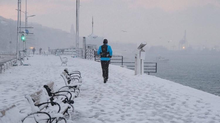 <p>Kıyı kesimlerde ve Marmara'nın doğusunda sağanak, iç kesimlerde ise karla karışık yağmur ve kar beklendiğini vurgulayan Oğlakçı, <strong>"Bu yağışlar, salı günü yurdumuzu terk ediyor. Yurdun büyük bir kısmında salıdan itibaren yağış beklemiyoruz. Sadece Doğu Karadeniz kıyılarıyla Karaman ve Niğde çevrelerinde yağış görülecek" </strong>dedi.</p>
