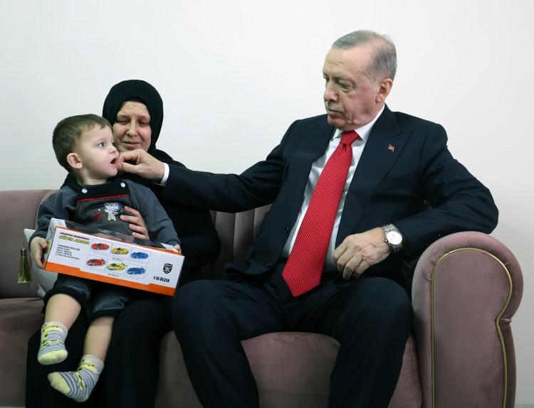 <p><span style="color:rgb(51, 51, 51)">Erdoğan daha sonra kongre konuşmasını yapmak üzere salona geçti.</span></p>
