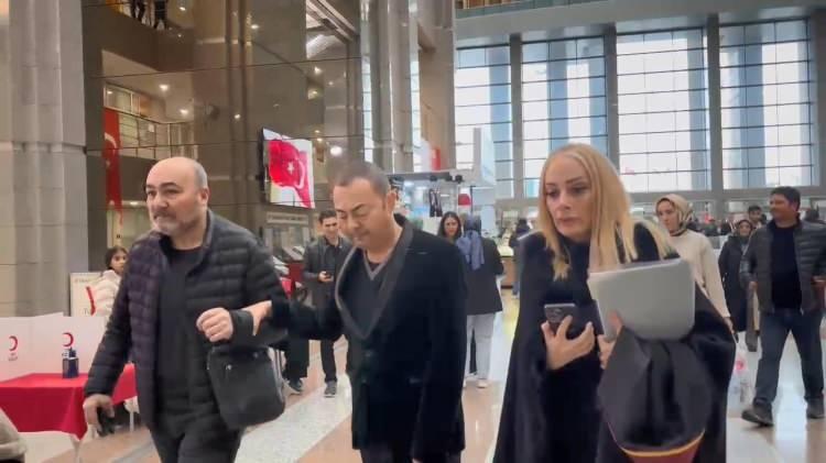 <p>Duruşma 25 Şubat 2025'e ertelendi. Serdar Ortaç adliyeden çıkarken yaptığı açıklamada, <strong>"İnşallah iyi olur" </strong>şeklinde konuştu.</p>

