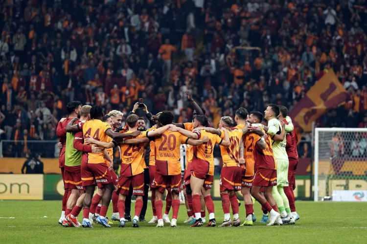 <p>Trendyol Süper Lig'in ilk yarısını Galatasaray 44 puanla lider bitirirken, Fenerbahçe 36 puanla takibini sürdürdü.</p>
