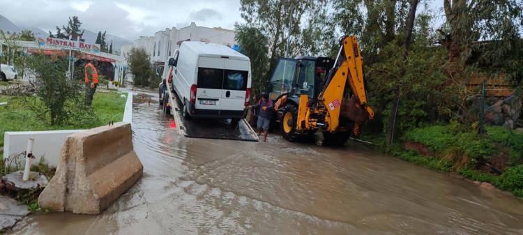 <p>Söğütlü Deresi'nde kalan 2 araç ise Fen İşleri Müdürlüğü ekipleri tarafından kepçeyle kurtarıldı.</p>
