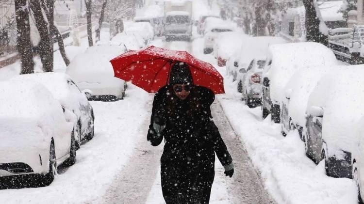 <p>Oğlakçı, Ankara'da gelecek 3 gün boyunca sıcaklıkların gece eksi 1 ila eksi 2 derece, gündüz 6 ila 7 derecede seyredeceğini sözlerine ekledi.</p>
