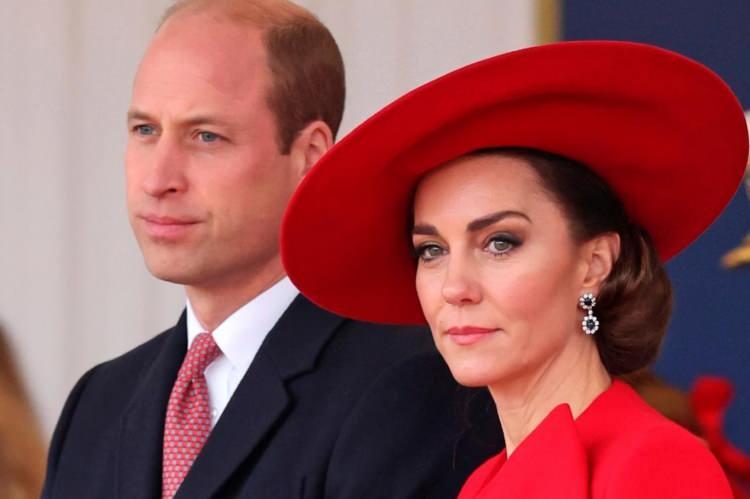 <p><span style="color:#FF0000"><strong>KATE MİDDLETON ZOR GÜNLER GEÇİRDİ</strong></span></p>

<p><span style="color:#000000"><strong>Galler Prensesi Kate Middleton, aylardır dünya basınının en çok konuştuğu isimlerin başında geldi. 16 Ocak'ta ameliyat olan ve adeta kayıplara karışan Middleton hakkında çıkan komplo teorilerinin ardı arkası kesilmedi.</strong></span></p>
