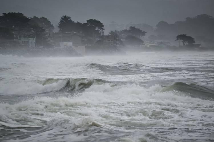 <p>Salı günü öğlene kadar San Francisco, Point Reyes Ulusal Deniz Kıyısı da dahil olmak üzere Kuzey Körfezi Kıyısı, San Francisco Yarımadası Kıyısı, Kuzey Monterey Körfezi ve Güney Monterey Körfezi ile Big Sur Kıyısı bölgelerinde önemli kıyı taşkınları bekleniyor.</p>
<p> </p>