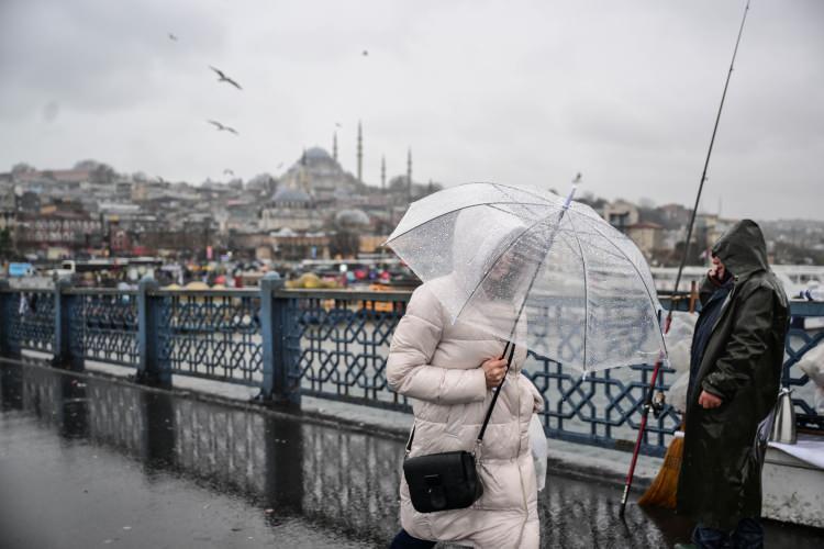 <p><strong>BÖLGELERİMİZDE HAVA</strong></p>

<p><strong>MARMARA</strong></p>

<p>Parçalı ve çok bulutlu, bölge genelinin (Balıkesir merkez hariç) aralıklı yağmur ve sağanak yağışlı, zamanla Kırklareli çevreleri ile Edirne ve Çanakkale'nin yükseklerinde karla karışık yağmur ve kar yağışlı geçeceği tahmin ediliyor. Yağışların Kırklareli çevrelerinde kuvvetli olması bekleniyor. Rüzgarın kuzey ve kuzeydoğu yönlerden kuvvetli, yer yer fırtına (50-70 km/saat) şeklinde esmesi bekleniyor.</p>

<p>ÇANAKKALE °C, 9°C</p>

<p>Parçalı ve çok bulutlu, aralıklı yağmurlu yüksekleri karla karışık yağmurlu</p>

<p>EDİRNE °C, 6°C</p>

<p>Parçalı ve çok bulutlu, aralıklı yağmur ve sağanak yağışlı yüksekleri karla karışık yağmurlu</p>

<p>İSTANBUL °C, 12°C</p>

<p>Parçalı ve çok bulutlu, sağanak yağışlı</p>

<p>KIRKLARELİ °C, 7°C</p>

<p>Parçalı ve çok bulutlu, yağmurlu yüksekleri karla karışık yağmur ve kar yağışlı geçeceği tahmin ediliyor. Yağışların kuvvetli olması bekleniyor.</p>
