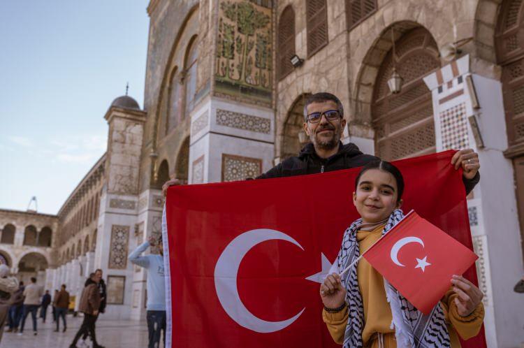 <p>2011 yılında başlayan iç savaştan kaçarak Türkiye’ye gelen Suriyeliler, Baas rejiminin yıkılmasının ardından ülkelerine dönüyor.</p>
