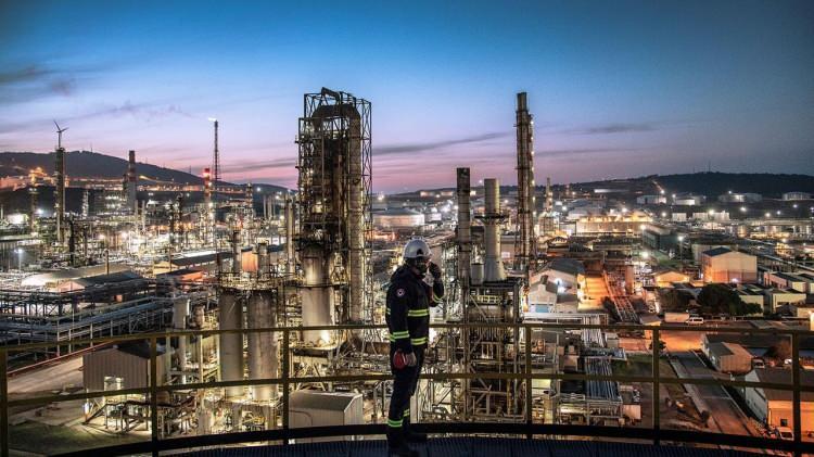 <p><strong>25 HAZİRAN-</strong> Türkiye'nin 500 Büyük Sanayi Kuruluşu 2023 Araştırması'na göre, Türkiye Petrol Rafinerileri AŞ (TÜPRAŞ), üretimden satışlarda 484,2 milyar lirayla en büyük sanayi kuruluşu olma ünvanını korudu. Ford Otomotiv 238 milyar lirayla ikinci sıraya yükselirken, Star Rafineri 226,8 milyar liralık üretimden satışla 3. oldu.</p>
<p> </p>
