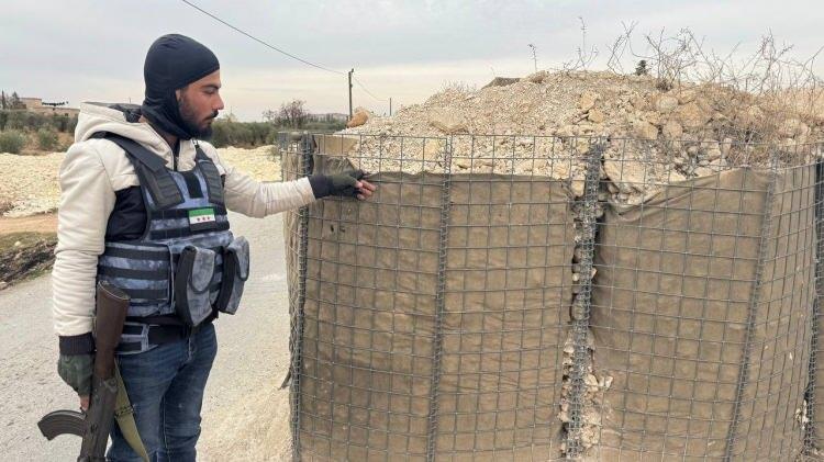 <p>Şehir merkezi ve köylerde arama tarama faaliyetlerini sürdüren SMO güçleri, bir çok bomba düzeneği buldu. Köylerin içlerine kadar bomba tuzaklayan teröristlerin sivilleri de katletmeye çalıştığı ortaya çıktı.</p>
