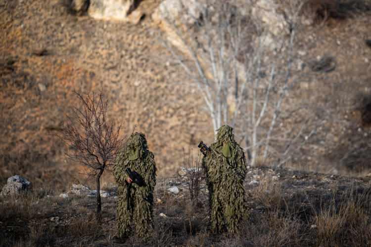 <p>Simülasyon dershanesinde her türlü hava koşulu ve arazide atış eğitimi imkanını bulan adaylar, doğru atışın nasıl olması gerektiğini, gerçek atışta kullandığı silah modelinin adapte edildiği simülatör aracılığıyla öğreniyor.</p>
