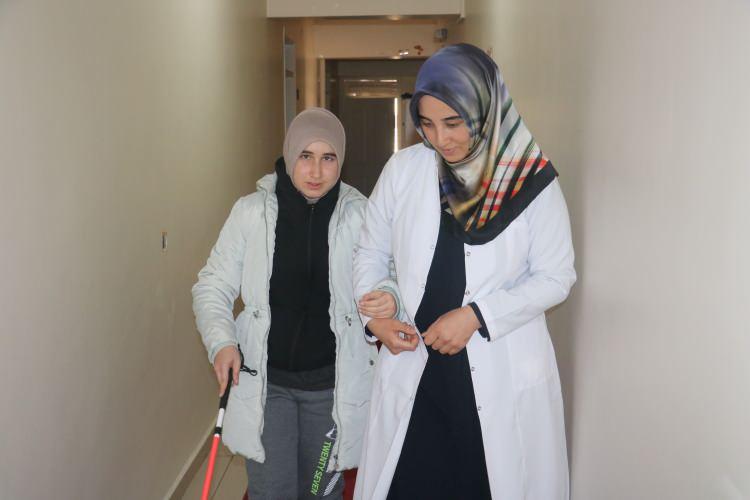 <p>Sivas'ta yaşayan görme engelli kadınlar kabartma yöntemiyle Kur'an-ı Kerim okumayı öğrenirken, çevrelerinde de örnek olmaya devam ediyorlar.</p>
