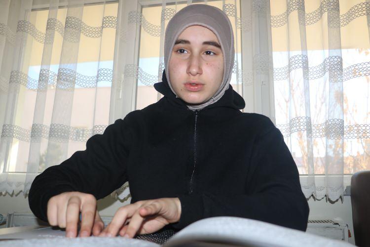 <p>Sivas İl Müftülüğü tarafından 2022 yılında başlatılan özel eğitim programı iki yıldır kursiyerlere eğitim vermeye devam ediyor.</p>
