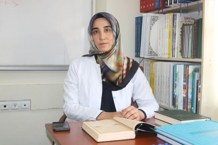 <p>Görme engelliler Kuran Kursu hocası Şeyda Yıldız, görme engellilerin kursa gelerek hayalini kurdukları Kur'an-ı Kerim'i okumayı öğrendiklerini ifade ederek, <strong>"Kur'an-ı kerim okumanın yanında dini bilgiler, değerler eğitimi ve hadis-i şerif okuma derslerimiz de var. Evden tek başlarına çıkarak bir faaliyet gerçekleştirdikleri için çok mutlu oluyorlar. Hem arkadaşları ile sosyalleşiyorlar hem de hayalini kurudukları Kur'an-ı Kerim okumayı öğreniyorlar. Ramazan'da kendi başlarına mukabele okuyacak seviyeye geldiler. Sonradan görme engelli öğrencilerimiz ilk başlarda çok zorluk çektiler. Onlar kabartma yazılara alışmaları için ilk olarak takoz ile eğitim verdik, sonradan yavaş yavaş alfabeye geçiş yaptık."</strong> diye konuştu.</p>
