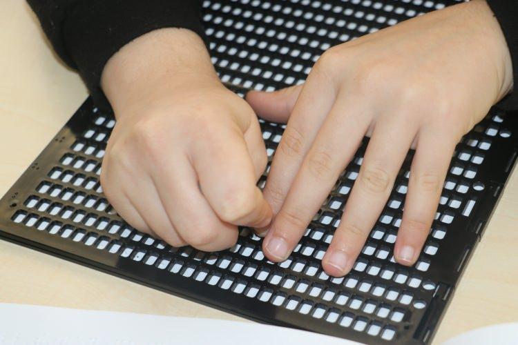 <p>Kursiyerler önce Türkçe Braille alfabesini öğreniyor, ardından ise Arapça alfabeye geçiyor. Eğitim sürecini başarıyla tamamlayan kadınlar kısa sürede Kur'an-ı Kerim okumaya başlıyor.</p>
