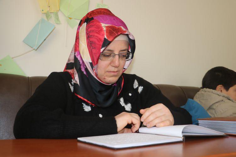 <p>Sonradan görme engelli olan Leyla Doğan, <strong>"Braille alfabesiyle, kabartma Kur'an-ı Kerim ile burada tanıştım. Günümüz arkadaşlarımızla, hocamızla çok güzel geçiyor. Kursumuz hafta sonları eğitim görüyoruz, servis ile gelip gidiyoruz. Kur'an-ı Kerim öğreniyoruz, hadis-i şerifler öğreniyoruz, değerler eğitimini hocamız okuyor, biz dinliyoruz. Görme engelli, arkadaşlarımıza ya da sağlıklı olup da görme engellilerin hayatlarını bilmeyen arkadaşlarımıza örnek oluyoruz."</strong> dedi.</p>