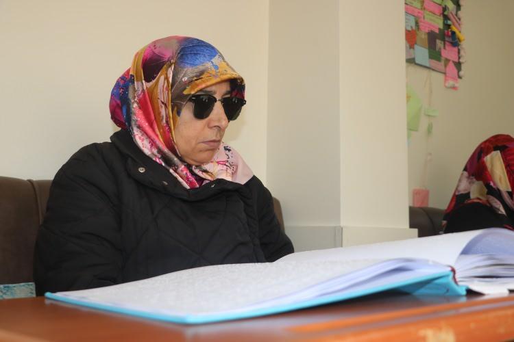 <p>Doğuştan görme engelli Rabia Beyza Çiltaş, Kur'an-ı Kerim okumayı çok sevdiğini dile getirerek, <strong>"Günlük hayatımda sık sık kuran okuyorum. Arkadaşlarımla da bir araya geldiğim zaman neşeleniyorum. Her Kur'an okuduğumuzda yeni bir şey öğrendiğim zaman, Allah'ım bize ne güzel şeyler söylemiş diyorum, mutlu oluyorum."</strong> ifadelerini kullandı.</p>

