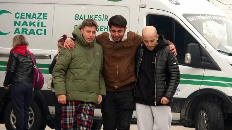 <p><span style="color:#B22222"><strong>"ABLANA SARIL YAVRUM"</strong></span></p>

<p>Elif &Ouml;zdemir (19) Kepsut il&ccedil;esine bağlı kırsal Osmaniye mahallesinde yaşıyordu ve 6 ay &ouml;nce işe başlamıştı. K&ouml;y&uuml;nde d&uuml;zenlenen cenaze t&ouml;renine, katılan Tarım ve Orman Bakanı İbrahim Yumaklı, aileyi teselli etmeye &ccedil;alıştı. Gen&ccedil; kızın kardeşi ve annesi tabut başında g&ouml;zyaşı d&ouml;kt&uuml;. Acılı annenin, tabuta sarılan kızına, "Ablana sarıl yavrum, y&uuml;reğimiz yandı" diye ağladı. Elif &Ouml;zdemir, Osmaniye mezarlığında toprağa verildi.</p>
