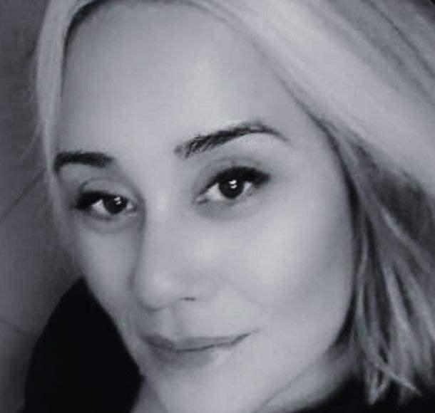 <p><span style="color:#B22222"><strong>TAM BİR HAYVANSEVERDİ</strong></span></p>

<p>M&uuml;berra S&ouml;nmez de tam bir hayvan severdi. İki &ccedil;ocuk annesi S&ouml;nmez'den geriye kedisi ve muhabbet kuşuyla &ccedil;ekilmiş mutluluk pozları kaldı. S&ouml;nmez, merkez Karesi il&ccedil;esi Bilali Habeşi camiinde ikindi namazını m&uuml;teakip kılınan cenaze namazının ardından, &Ccedil;ınarlıdere Mezarlığında defnedildi.</p>
