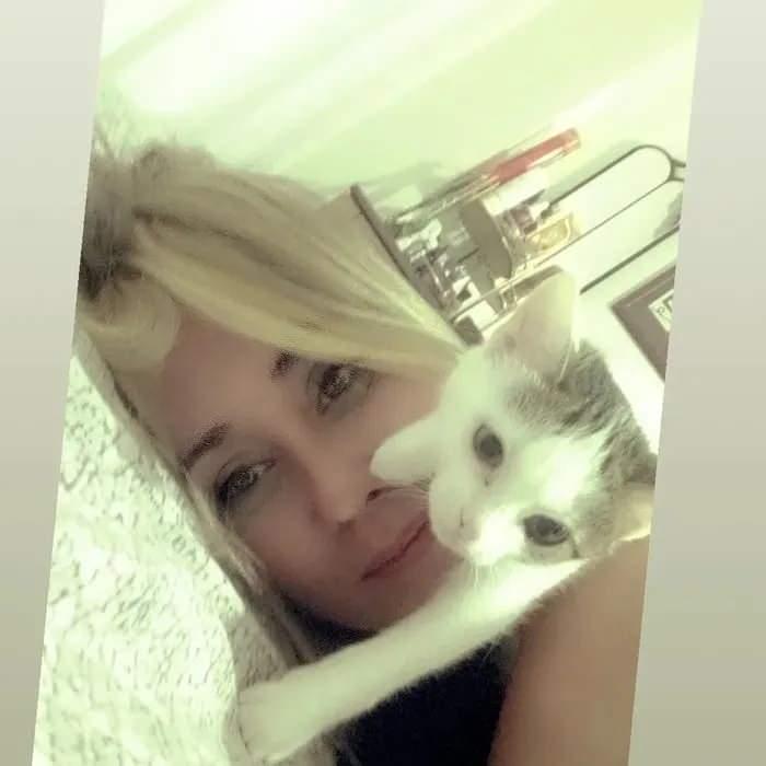 <p><span style="color:#B22222"><strong>3 YIL &Ouml;NCE İŞE BAŞLAMIŞTI</strong></span></p>

<p>Tuğba Demir (21) de 3 yıl &ouml;nce işe başlamıştı. Merkez Altıeyl&uuml;l il&ccedil;esindeki Gaziosmanpaşa Camii'nde d&uuml;zenlenen t&ouml;rene, Adalet Bakanı Yılmaz Tun&ccedil; da katıldı. Bakan Tun&ccedil;, anne Sultan, baba Mithat ve kız kardeşi Tuğ&ccedil;e Demir'e başsağlığı dileklerinde bulundu. Demir, &Ccedil;ınarlıdere Mezarlığı'nda son yolculuğuna uğurlandı.</p>
