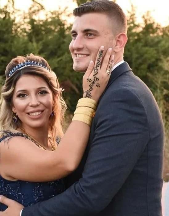 <p><span style="color:#B22222"><strong>PERFORMANSIYLA &Uuml;RETİM SORUMLUSU OLMUŞTU</strong></span></p>

<p>Muhammet Ergin, evli ve 1 &ccedil;ocuk babasıydı. 2018'de fabrikanın elektrik b&ouml;l&uuml;m&uuml;nde işe başlamış, ancak o b&ouml;l&uuml;mde mutlu olmadığı i&ccedil;in bir yıl &ouml;nce ise kaps&uuml;l b&ouml;l&uuml;m&uuml;ne ge&ccedil;mişti. Burada g&ouml;sterdiği performansla ise kısa s&uuml;rede &uuml;retim sorumlusu olduğu &ouml;ğrenildi. Kam&ccedil;ıllı Mahallesi Camii'nde d&uuml;zenlenen cenaze t&ouml;renine, Gen&ccedil;lik ve Spor Bakanı Osman Aşkın Bak da katıldı. Ağabeyleri Sercan ve Serdar Ergin ile babası Metin Ergin g&ouml;zyaşlarına boğuldu. Ergin'in cenazesi, kılınan namazın ardından Kam&ccedil;ıllı Mezarlığı'nda toprağa verildi.</p>
