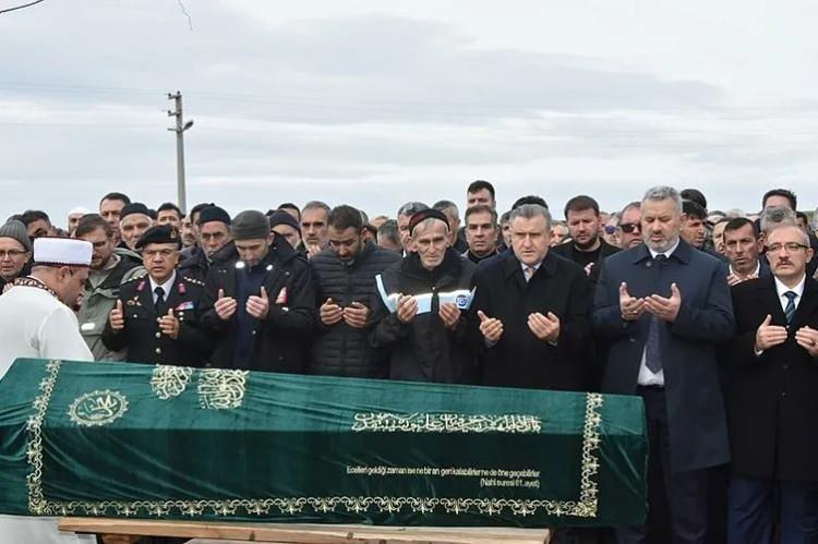 <p><span style="color:#B22222"><strong>ADALET BAKANI TUN&Ccedil; A&Ccedil;IKLADI: 10 G&Ouml;ZALTI VAR</strong></span></p>

<p>Adalet Bakanı Yılmaz Tun&ccedil;, "Patlamanın ardından devletimizin t&uuml;m kurumlarıyla, hem idari hem adli y&ouml;nden soruşturmalar başladı. Kazanın nedeniyle ilgili şu anda araştırma yapılıyor. Adli soruşturma kapsamında bir başsavcımız s&uuml;rekli soruşturmanın başında. Bir başsavcı vekilimiz ve 4 savcımızla beraber soruşturmayı y&uuml;r&uuml;t&uuml;yorlar. Kolluk g&uuml;&ccedil;leriyle delillerin toplanmasına y&ouml;nelik &ccedil;alışmaların devam ediyor. Kimya, makine, iş g&uuml;venliği, jeofizik m&uuml;hendisi, elektrik ve bomba imha uzmanlarından oluşan 7 kişilik bilirkişi, incelemelerini s&uuml;rd&uuml;r&uuml;yorlar. Bu incelemeler neticesinde bir rapor hazırlayacaklardır. Adli soruşturma kapsamında, patlamada sorumluluğu tespit edilen 10 kişiyle ilgili g&ouml;zaltı s&uuml;reci, devam ediyor. Bu kazada sorumluluğu olanlar, adli tahkikat neticesinde belli olacak ve buna g&ouml;re de yargı s&uuml;reci devam edecektir" dedi.</p>
