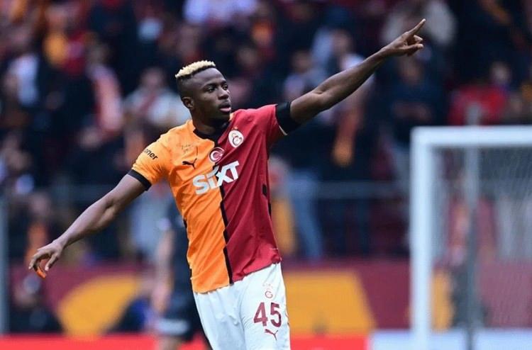 <p>Napoli'de gösterdiği başarılı performansı 2024'ün son çeyreğinde Galatasaray'da da sürdüren 25 yaşındaki golcü, 10 kişilik listede bu yılın en iyi 8. golcüsü olarak gösterildi.</p>
