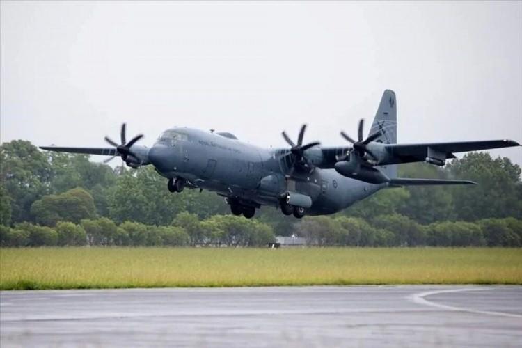 <p><strong>18. LOCKHEED MARTİN C-130J SUPER HERCULES (ABD)</strong></p>
<p> </p>
<p><strong>• Güç: Nakliye ve özel görev uçakları arasında öne çıkar.</strong></p>
<p><br />
<br />
<strong>• Fiyat: 65 milyon dolar.</strong></p>
<p> </p>