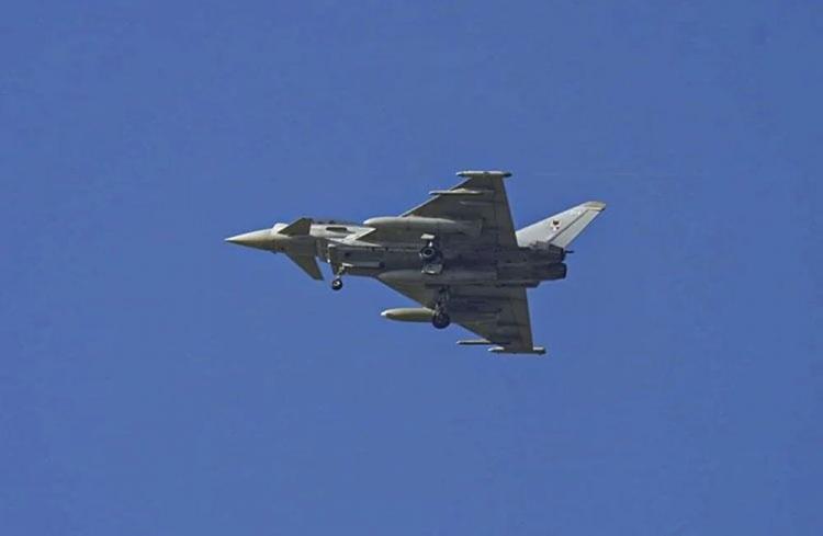 <p><strong>7. EUROFİGHTER TYPHOON (AVRUPA)</strong></p>
<p> </p>
<p><strong>• Güç: NATO ülkelerinde kullanılan çok amaçlı savaş uçağı.</strong></p>
<p><br />
<br />
<strong>• Fiyat: 120 milyon dolar.</strong></p>