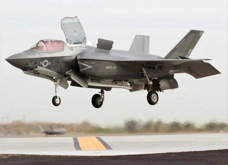 <p><strong>3. F-35 LİGHTNİNG II (ABD)</strong></p>
<p> </p>
<p><strong>• Güç: Çok rollü 5. nesil savaş uçağı. Hem hava hem kara operasyonlarında etkili.</strong></p>
<p><br />
<br />
<strong>• Fiyat: 90-115 milyon dolar.</strong></p>