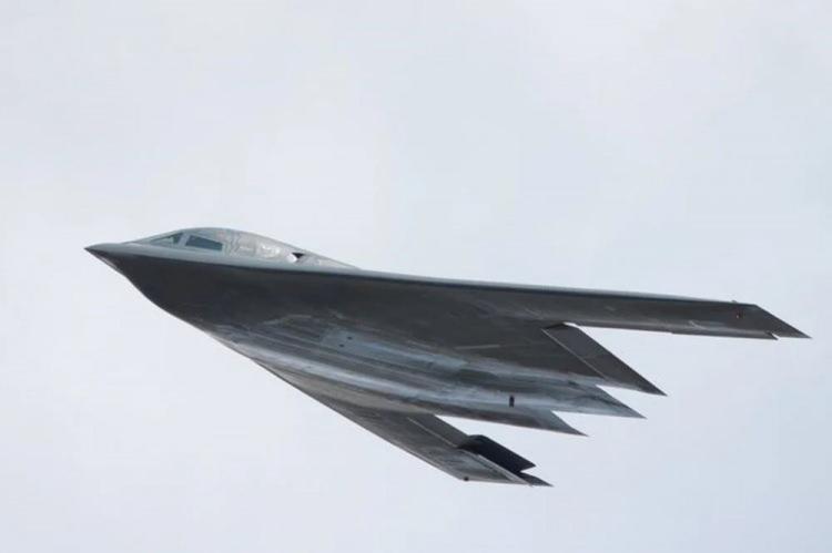 <p><strong>1. B-2 SPİRİT (ABD)</strong></p>
<p> </p>
<p><strong>• Güç: Stratejik bombardıman uçağı, düşük radar izi ve yüksek menzil.</strong></p>
<p><br />
<br />
<strong>• Fiyat: 2 milyar dolar.</strong></p>