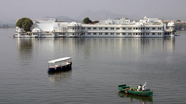 <p><strong>5. LAKE PALACE HOTEL</strong></p>
<p>Hindistan'da bulunan bu otel küçük bir ada halinde ve Hindistan'ın asilzadelerini ağırlıyor.</p>