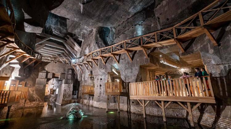 <p><strong>6. WIELICZKA MINE</strong></p>

<p>Polonya'nın Krakow kentinde bulunan bu otel bir mağaranın içinde ve bir tür şifa deneyimi sunuyor.</p>

