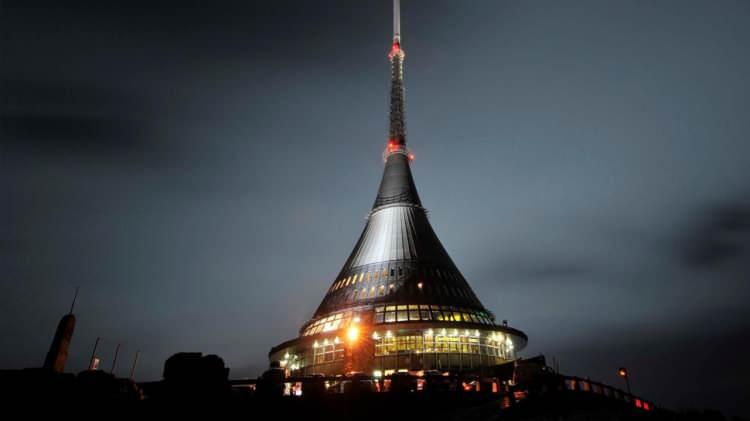 <p><strong>8. HOTEL JESTED</strong></p>

<p>Koni şeklinde bir kule olarak tasarlanan bu otel Çek Cumhuriyeti'nde yer alıyor.</p>
