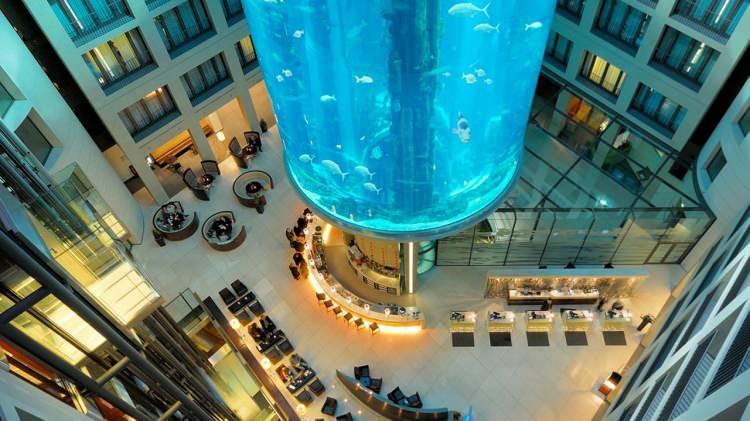 <p><strong>10. RADDISON COLLECTION HOTEL</strong></p>

<p>Almanya'da bulunan bu otelin ortasında dev bir akvaryum var. Konaklayanlar bu akvaryumda dalış yapabiliyor.</p>
