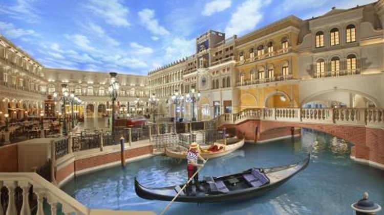 <p><strong>15. VENETIAN RESORT LAS VEGAS</strong></p>

<p>ABD'de bulunan bu otel özel konseptiyle dikkat çekiyor.</p>
